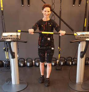 günstiges-trx-funktionelles-Ems-training-für-frauen-in-hamburg-mit-personal-trainier-993x1030-min